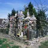 A livello mondiale elementi di art brut si ritrovano nel �Jardin du Coquillage� costruito in trent�anni dal muratore ucraino Bodhan Litnanski con materiale trovato per strada...(foto di Izoo21)
